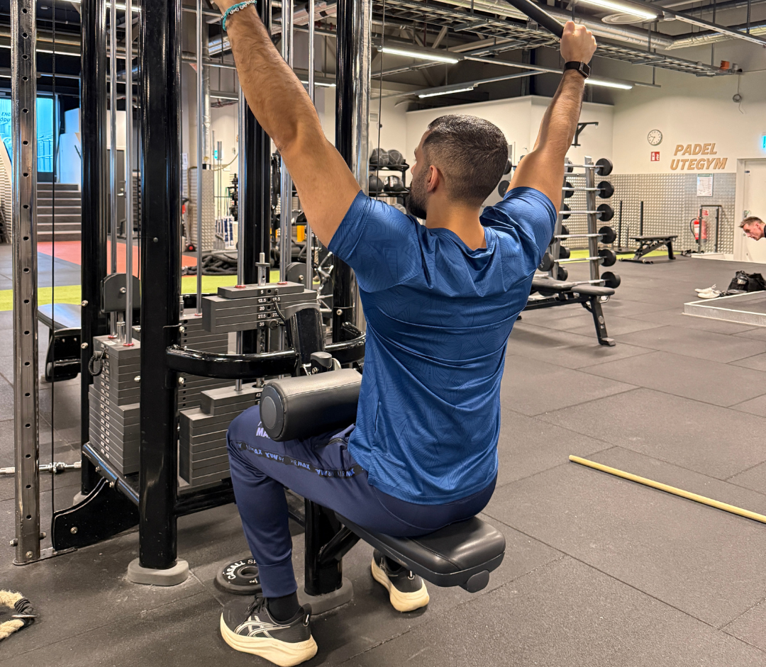Coach Taki visar rätt teknik på gymmet