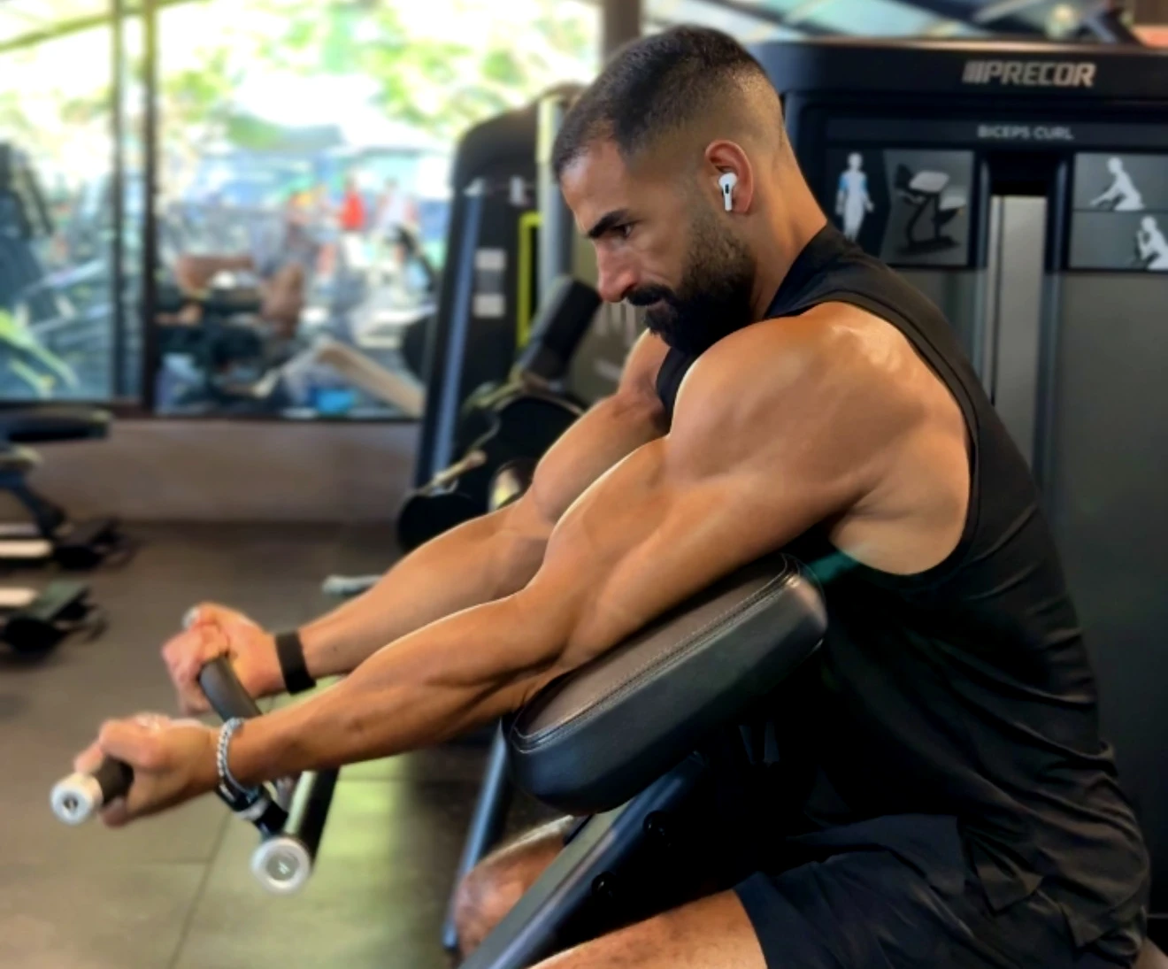 Coach Taki under träning på gymmet